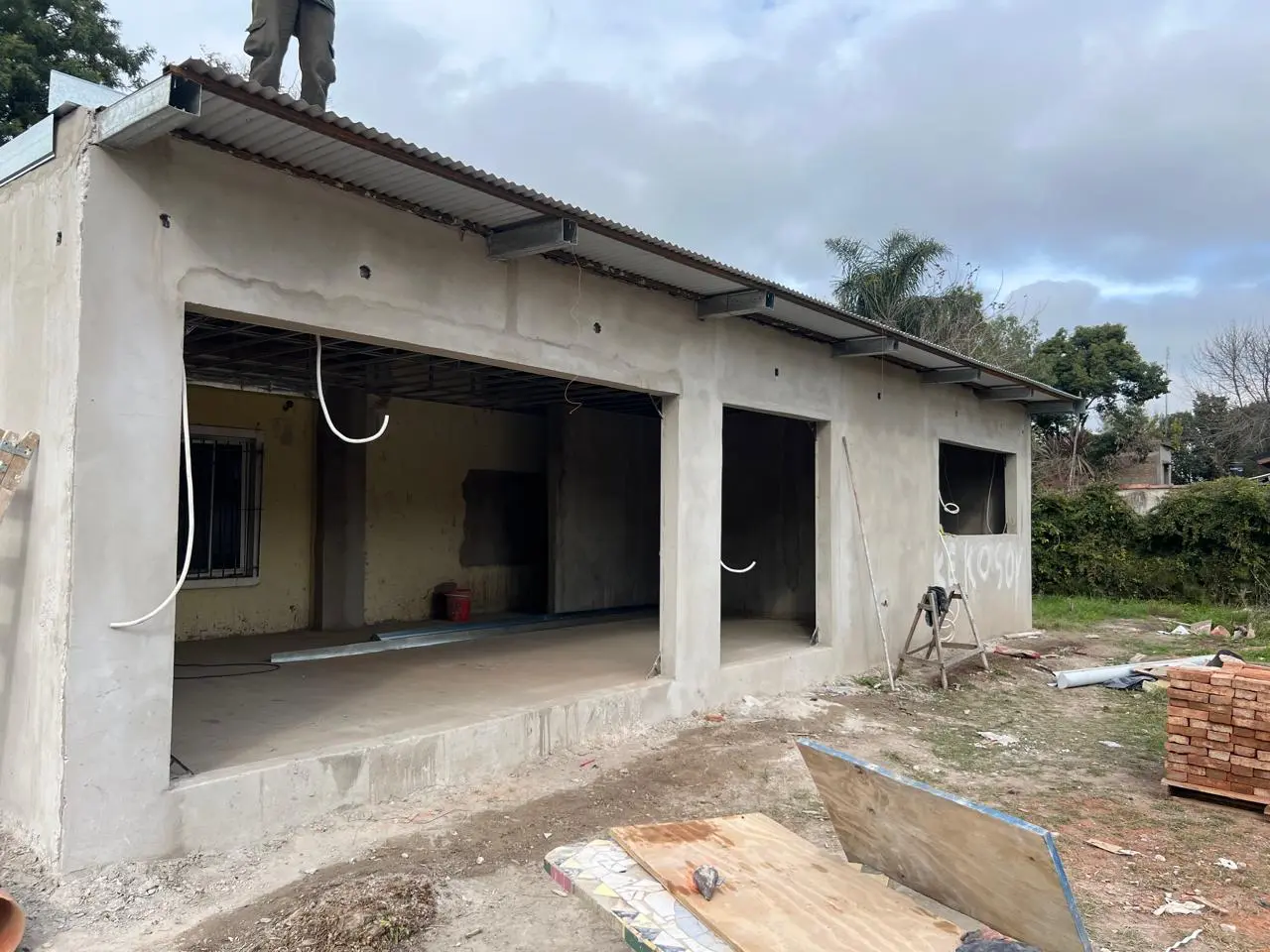 Ampliación de vivienda con estructura, cubierta y terminaciones exteriores