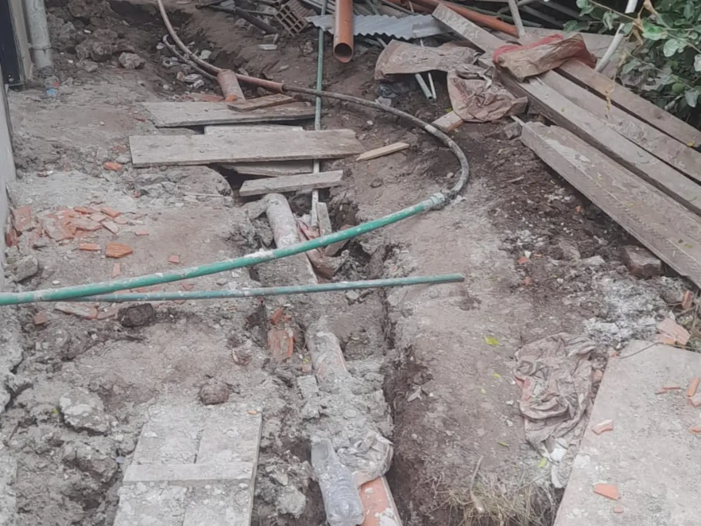 Tendido subterráneo de cañerías sanitarias durante la obra