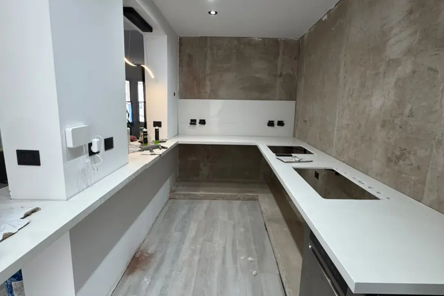 Vista general de la cocina durante la remodelación
