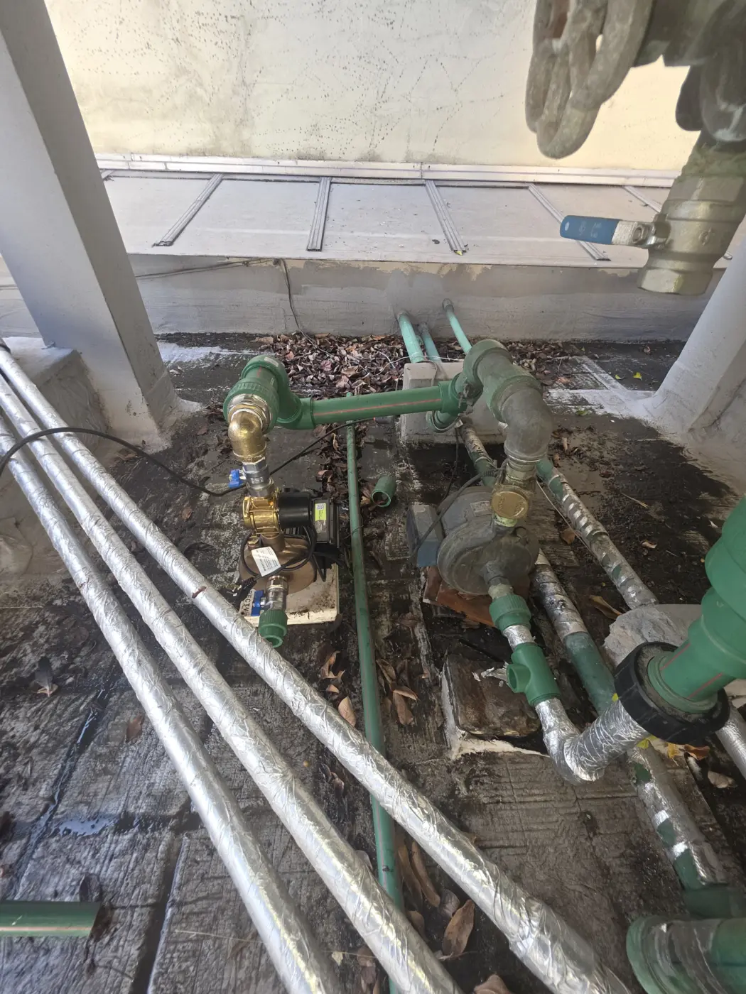 Instalación de redes de agua, conexiones y llaves de paso