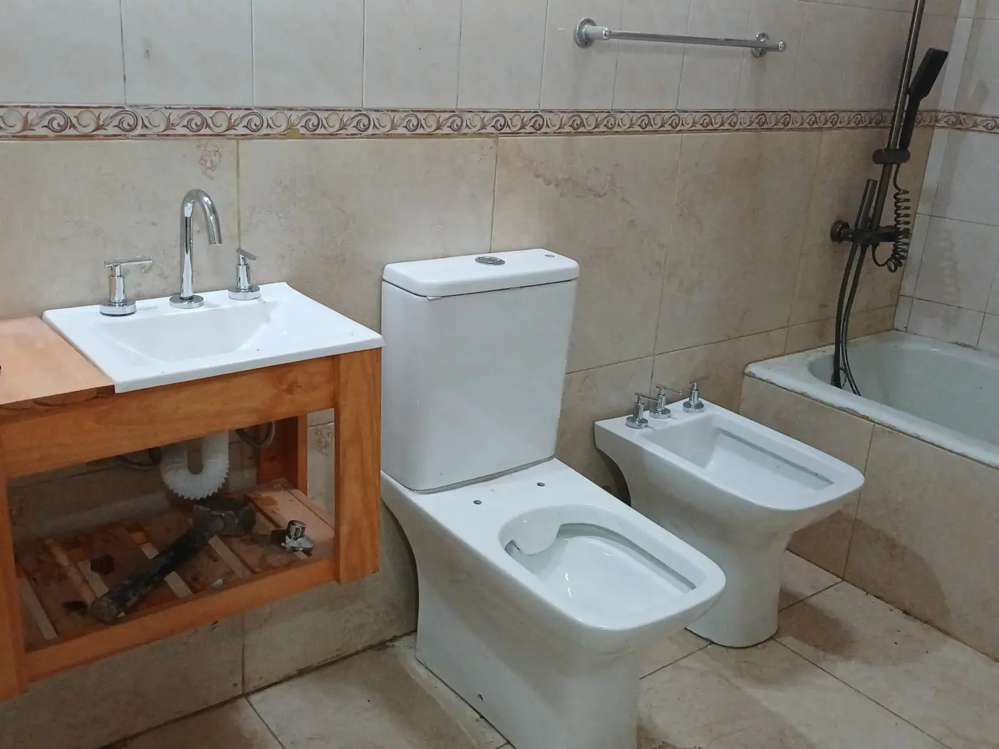 Trabajo de remodelación de baño y colocación de sanitarios