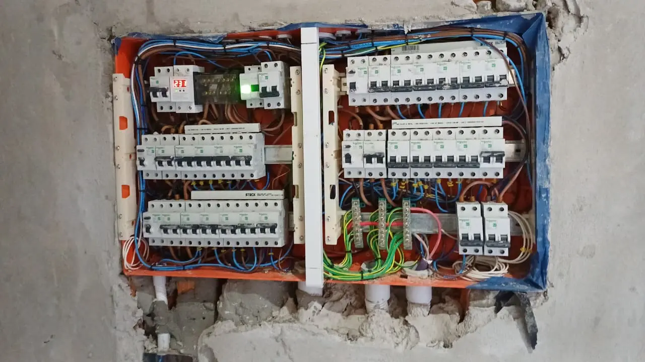 Tablero eléctrico integral con circuitos y protecciones